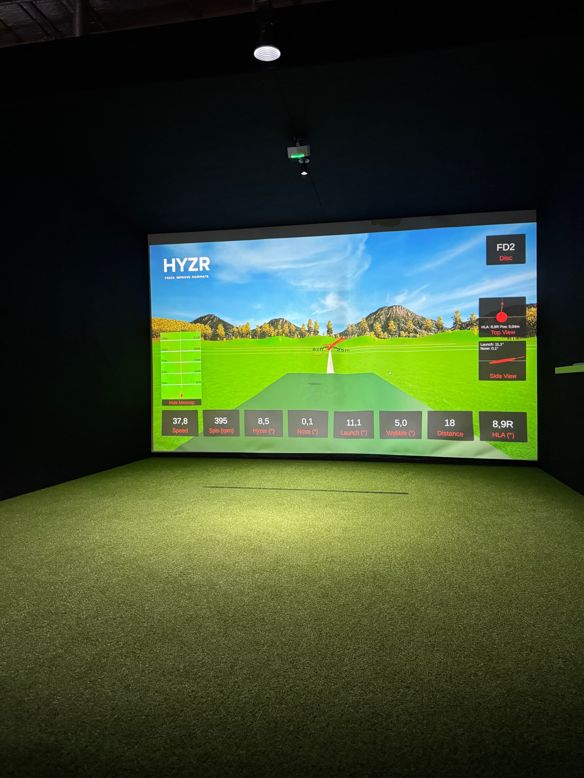 Virtuell discgolfbana med HYZR:s live-statistik på skärmen
